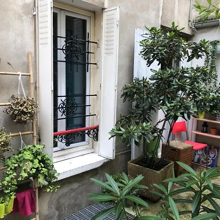 Charmante Studette De 18 M2-séjour économique à - Rez De Chaussée Calme Sur Patio Privé - Grand Canapé-lit Clic Clac Pour 2 Personnes - Kitchenette - Salle De Bains - 5 Minutes Du Métro Brochant De La Ligne 13,bus 54 74 Et 31 Vers Sites Tourist Parigi