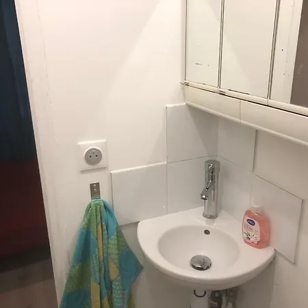 Appartamento Charmante Studette De 18 M2-séjour économique à - Rez De Chaussée Calme Sur Patio Privé - Grand Canapé-lit Clic Clac Pour 2 Personnes - Kitchenette - Salle De Bains - 5 Minutes Du Métro Brochant De La Ligne 13,bus 54 74 Et 31 Vers Sites Tourist
