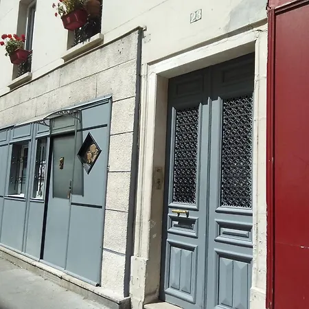 Maryline: Cozy Parisian Retreat With Patio View * Paris