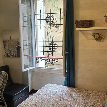 Apartment Maryline: Cozy Parisian Retreat With Patio View *