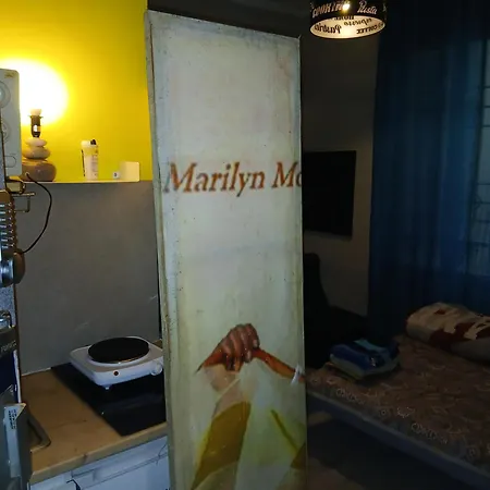 Apartment Maryline: Cozy Parisian Retreat With Patio View Paris